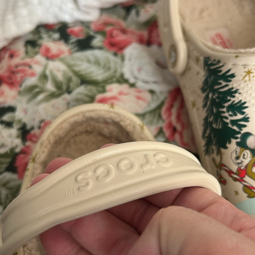 Disney Christmas crocs purchased from Disney parks men’s 6 women’s 7 fur lined - Picture 3 of 4